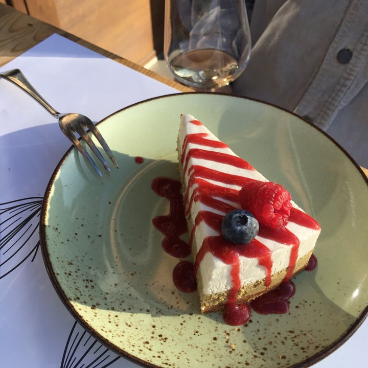 photo of Nativa Ristorante Cheesecake al cioccolato bianco e lamponi shared by @bess on  20 Jan 2022 - review