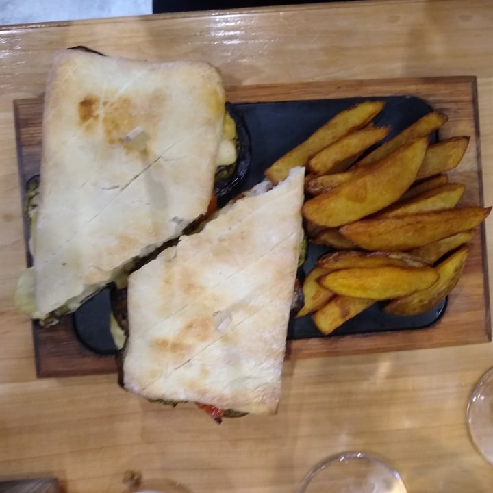 photo of Triumph Café Ushuaia Sandwich de vegetales y queso con papas cuña shared by @muel on  26 Jul 2021 - review