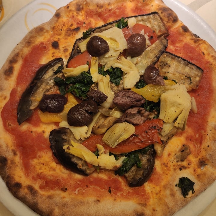 photo of Pizzeria da Salvatore Vegetariana shared by @meba411 on  08 May 2022 - review