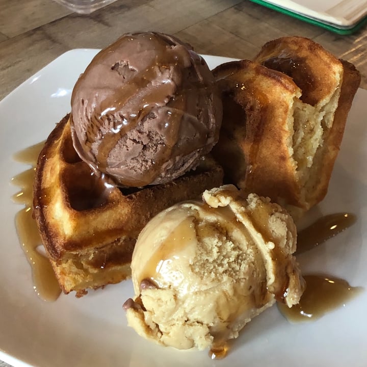 review photo of WellSmoocht 2 waffles scoop (gula melaka and pure hazelnut) shared by @roxtarlette on 27 Nov 2020 - review