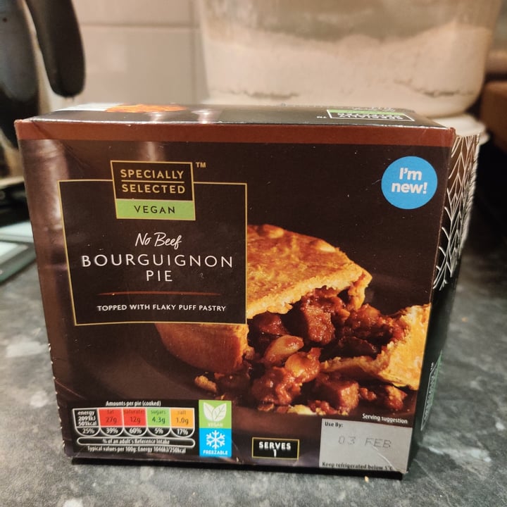 photo of ALDI Specially Selected No beef bourguignon pie shared by @nenehjbee on  11 Feb 2021 - review