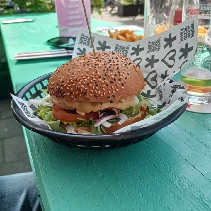 photo of Vegan junk food bar Rotterdam Cruelty free burger shared by @nuriawashungry on  03 Jul 2021 - review