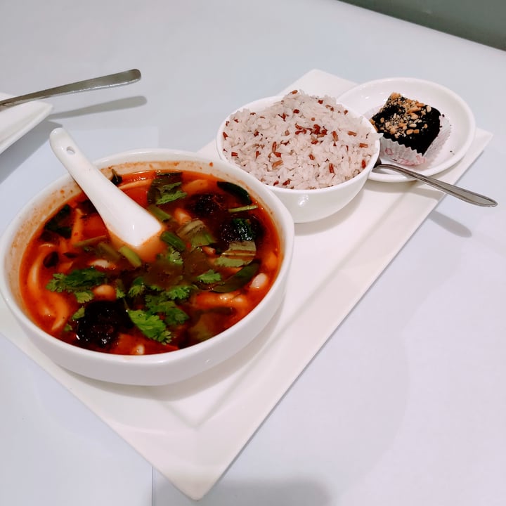 photo of Veggielicious Thai Cuisine Tom Yam Soup With Rice shared by @stevenneoh on  22 Feb 2022 - review