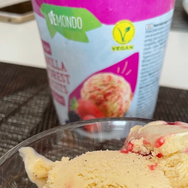 review photo of Vemondo Dairy Free Ice Cream, Vanilla And Red Fruits shared by @murielbrewriel on 08 Aug 2021 - review