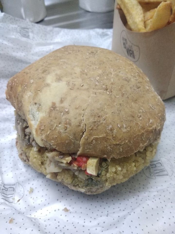 photo of Viri Burger Hamburguesa vegana shared by @brenduliiii on  17 Apr 2020 - review