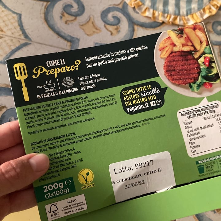 review photo of Vegamo Burger fake meat shared by @leandradg on 06 Sep 2022 - review