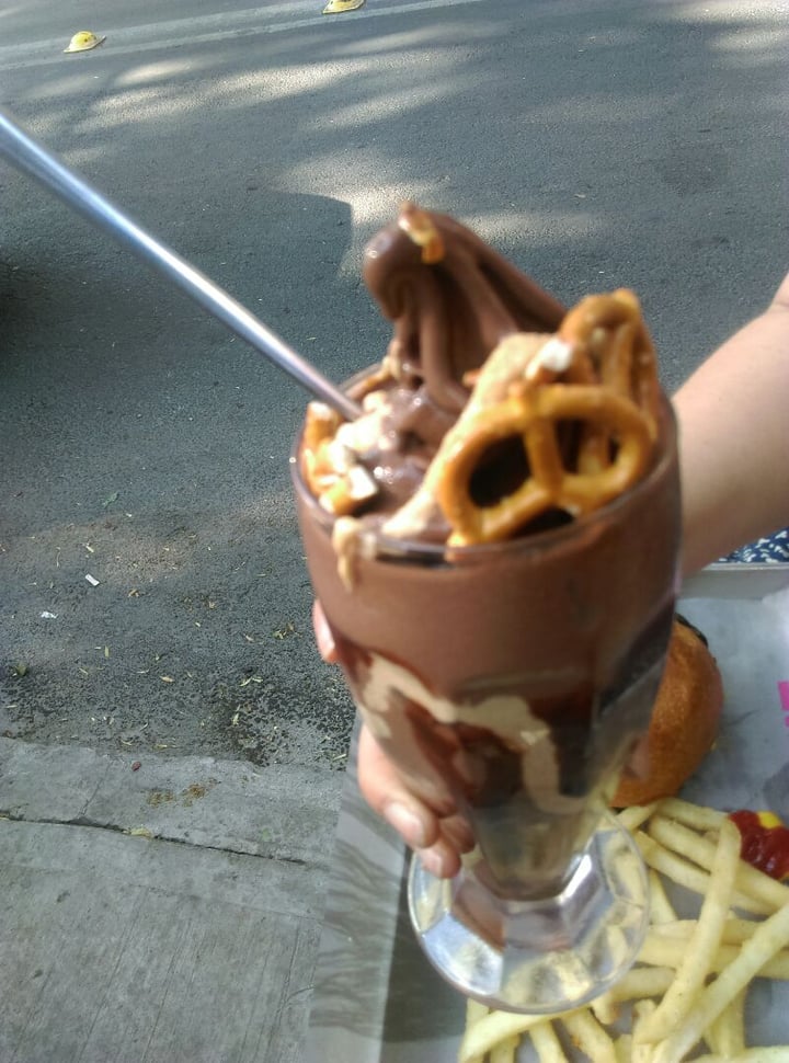 photo of Fat Vegan Malteada Chocolate con Crema de Cacahuate y Pretzel shared by @chopan on  24 Feb 2020 - review