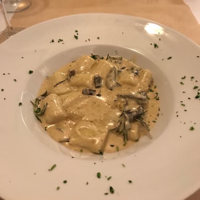 Photo of the dish “Gnocchi casero en salsa  con setas y romero”