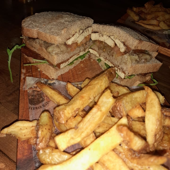 review photo of El Galpón de Tacuara Devoto Sándwich Vegano shared by @camubargados on 24 May 2022 - review