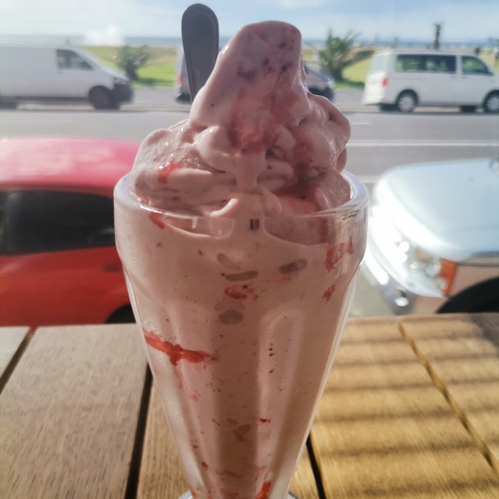 photo of Royale Eatery Vegan Strawberry milkshake shared by @vegmelly on  14 Mar 2021 - review