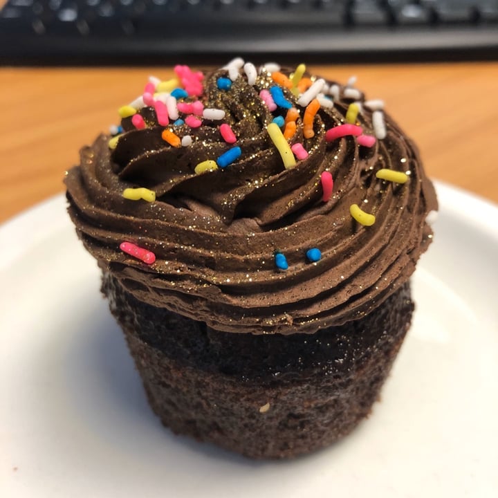 photo of Dolce Bakery Chocolate Cupcake shared by @southernveganupnorth on  01 Nov 2019 - review