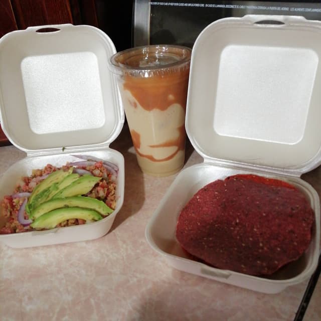 菜肴“Ceviche en tostadas”的照片