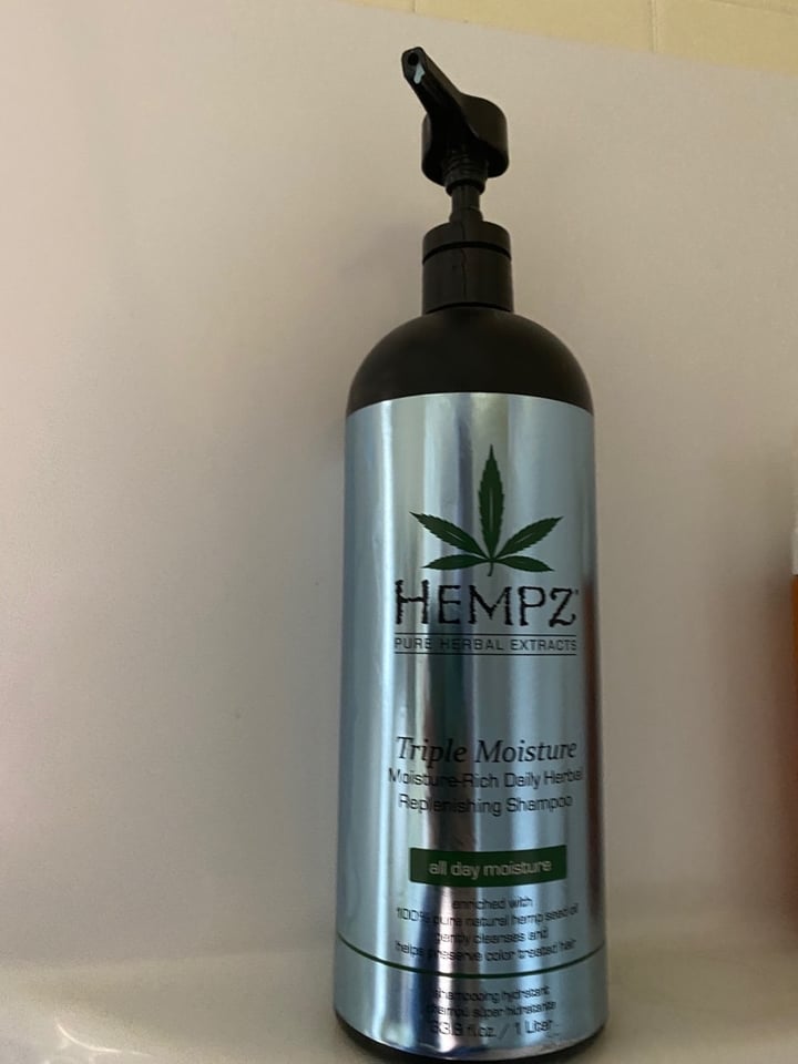 photo of Hempz Hempz Triple Moisture Shampoo shared by @emmyanmllvr on  02 Apr 2020 - review