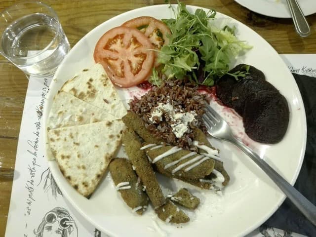 Foto do prato “Seitán en salsa con arroz salvaje”