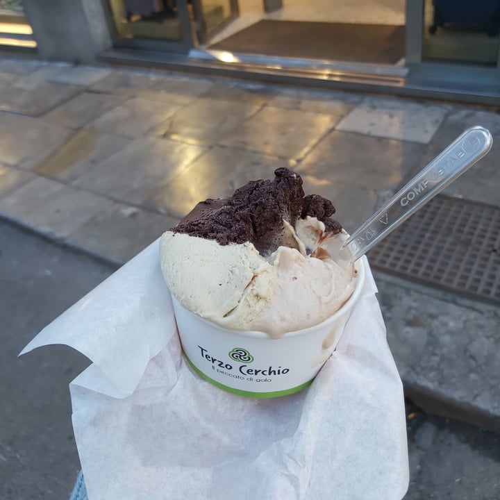 photo of Terzo Cerchio Gelateria Helado de chocolate y pistacho shared by @winnieandbeltrux on  22 Dec 2022 - review