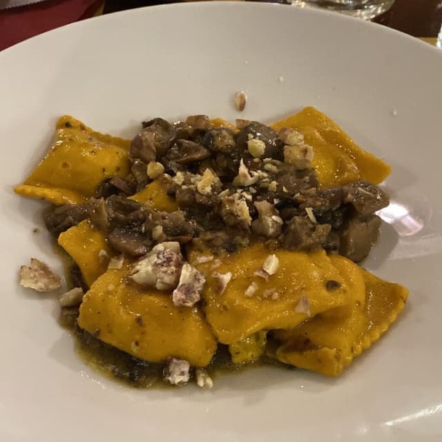 Foto do prato “Ravioli ripieni di ricotta vegetale e zucca aromatizzata alla noce moscata con crema di funghi e castagne”