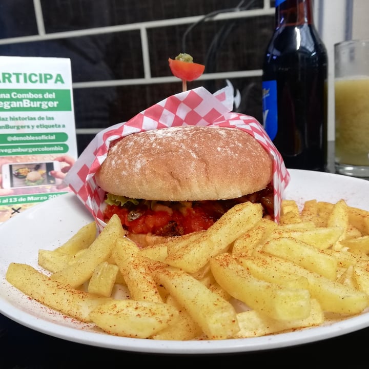 photo of De Nobles Oficial Restaurante Vegano Hamburguesa Veganburguer 2022 shared by @paulaca on  14 Mar 2022 - review