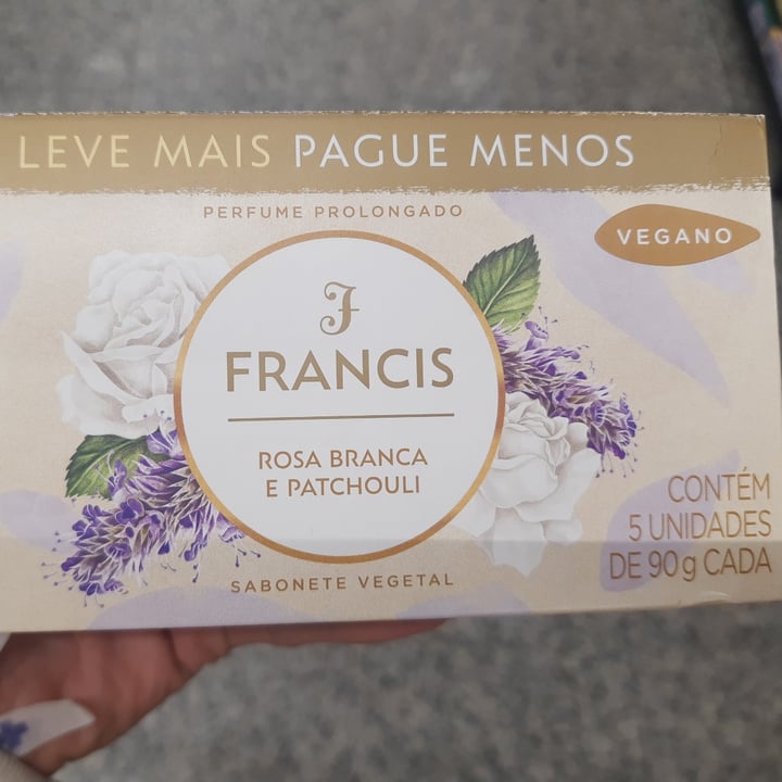 review photo of Francis Sabonete Vegetal Rosa Branca e Flor de Patchouli shared by @tatafreitas on 15 Aug 2022 - review