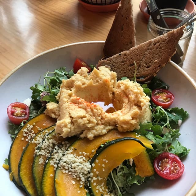 「Hummus & Roasted Squash Salad」の料理の写真