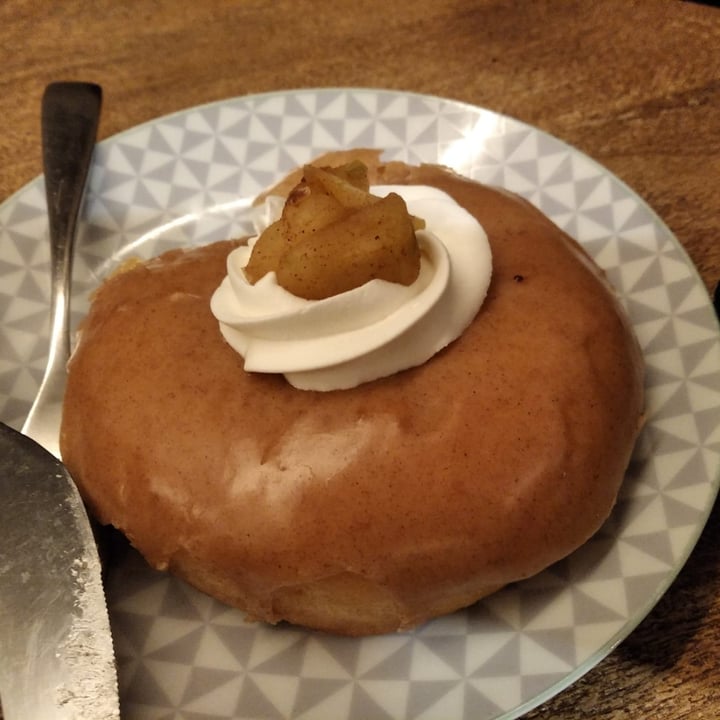 photo of VegAmazing Doughnuts Donut De Manzana Y Nata shared by @loreh on  03 Dec 2021 - review