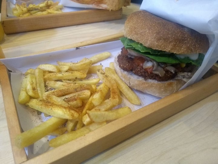 photo of La Cocinita Verde - Comida Vegana Hamburguesa De Quinoa shared by @johanramirez91 on  14 Sep 2019 - review