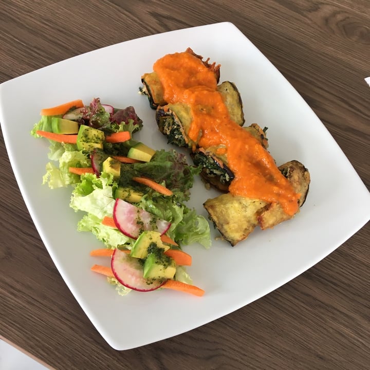 review photo of Pipas Cocina Gourmet Canelones De Espinaca Y Tofu En Berenjena Y Zucchini Con Ensalada Fresca shared by @mesoj83 on 18 Dec 2019 - review