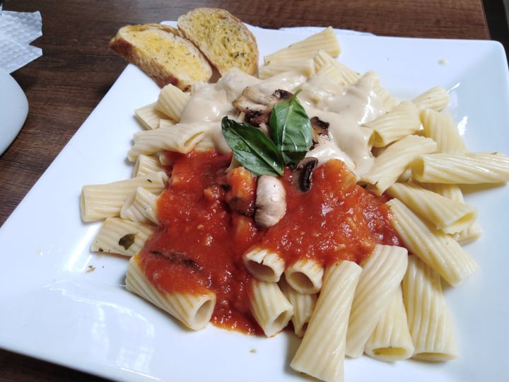 review photo of Samadhi Veggie Food Rigatoni en salsa napolitana y bechamel shared by @eduardovegan on 11 Jan 2020 - review