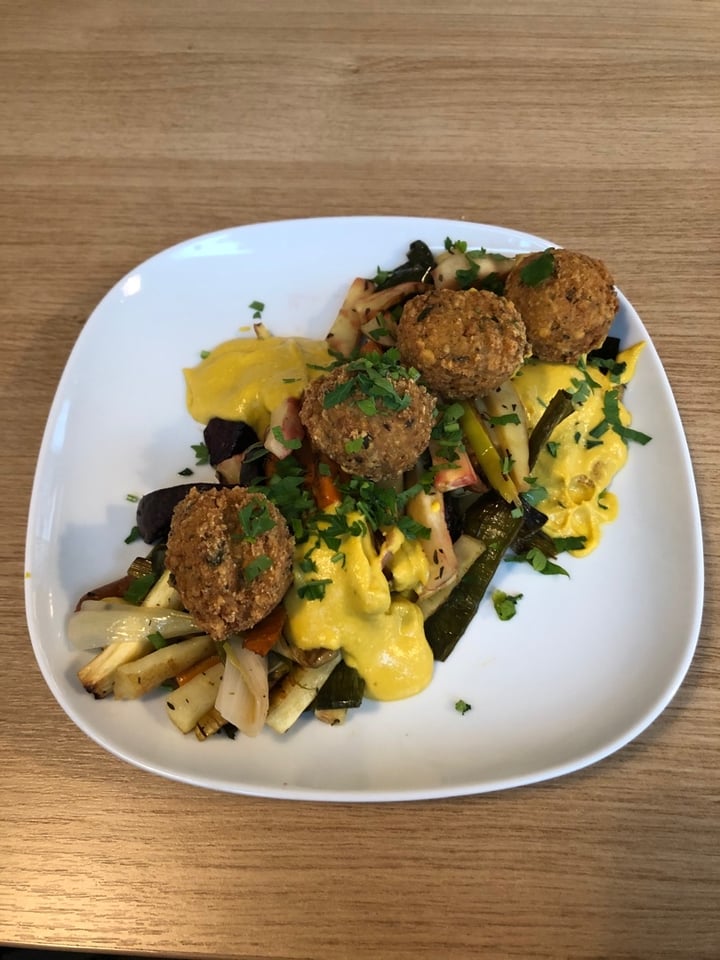 photo of Alge Restaurant Heidelberg Spicy stewed vegetables from beetroot, parsnips, leek and carrots, served with fine chickpeas and herb balls with cheese sauce shared by @jaga94 on  23 Nov 2019 - review