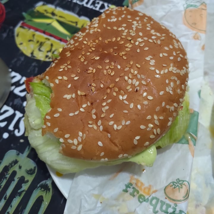 photo of Master Veggie Salad Burguer shared by @bellavegana on  10 Jul 2022 - review