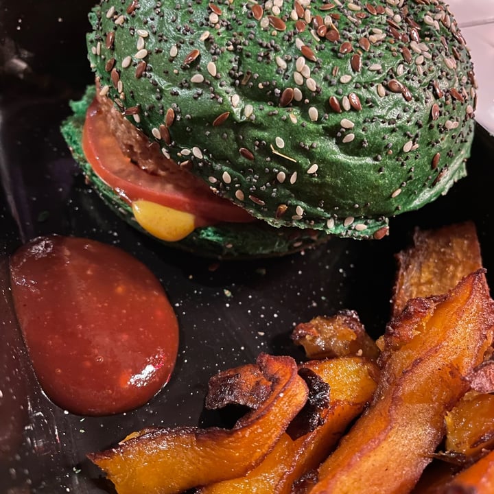 review photo of Williamsburg Burger Bar Beyond Burg shared by @caroesti on 03 May 2022 - review