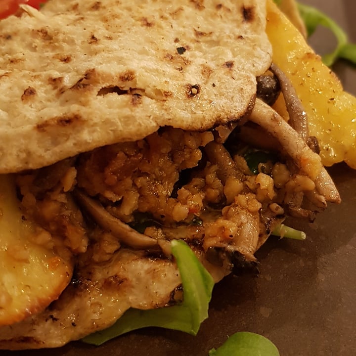 review photo of Status Quo Crespella d’avena con stracchetto, salsiccia, rucola, funghi e patate shared by @pieroniart on 30 Oct 2022 - review