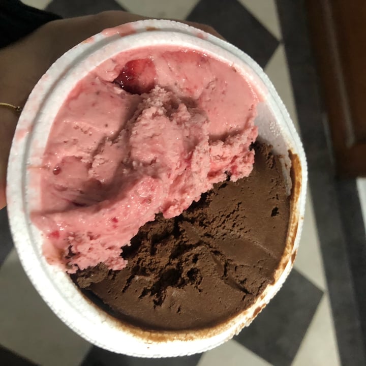 review photo of Cremolatti chocolate y frutilla a la crema de almendras shared by @carovivern on 06 Oct 2022 - review