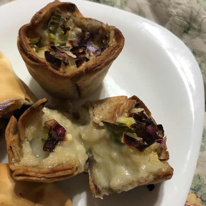 photo of La Reverde Parrillita Vegana Empanadas de cebolla de verdeo y queso vegan shared by @amarilla on  08 Aug 2019 - review