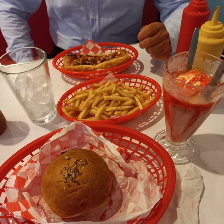 photo of COMET 984 - 50's Diner Strawberry Milkshake shared by @noyolotzinvegano on  02 Sep 2022 - review