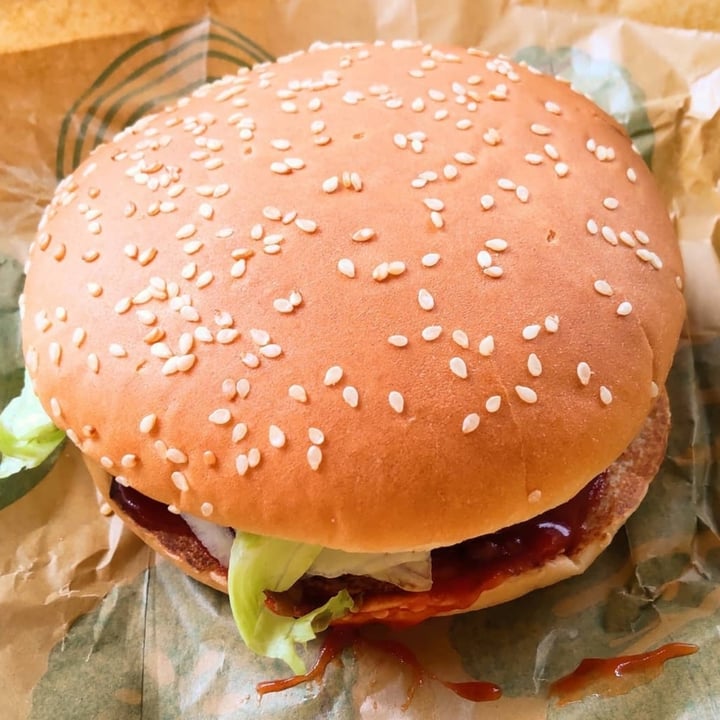 review photo of Burger King Plant-Based Whopper shared by @charliee03 on 20 May 2022 - review