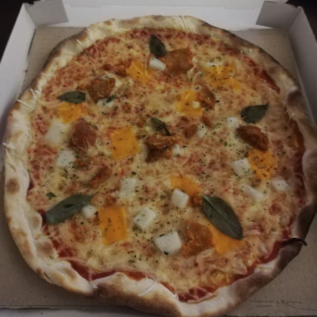 Foto del plato “Pizza cuatro quesos”