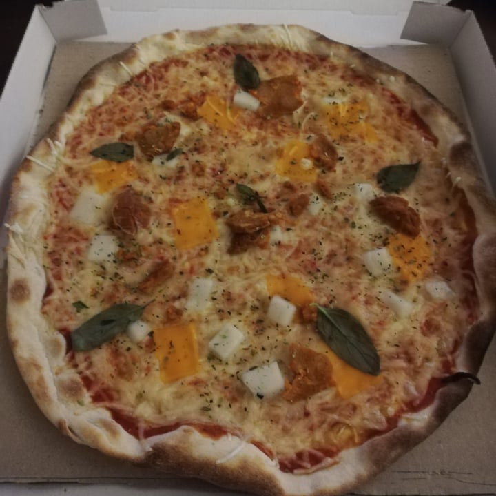 photo of Francesinhas Al Forno da Baixa Pizza cuatro quesos shared by @crastleveg on  16 Jun 2021 - review