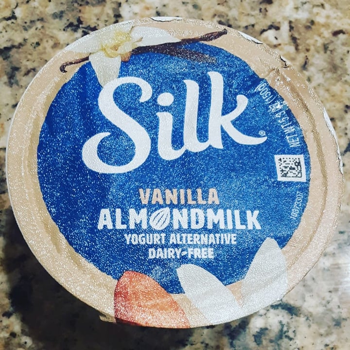 photo of Silk Almond milk vanilla yoghurt shared by @veganbylucianabene on  17 Apr 2022 - review
