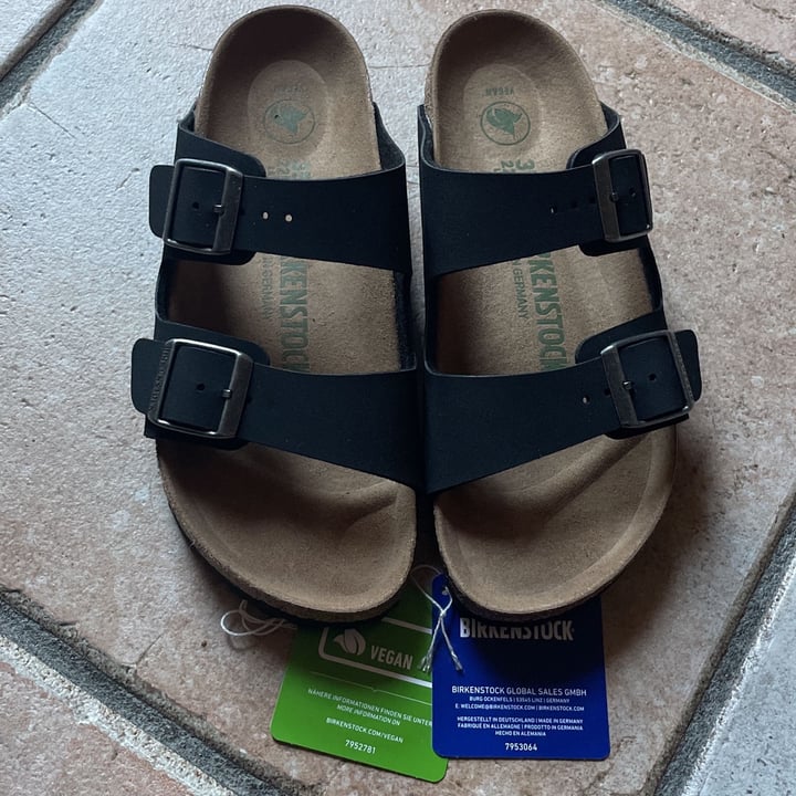 photo of Birkenstock shoes Vegan Arizona Black shared by @tiriz on  28 Jan 2023 - review