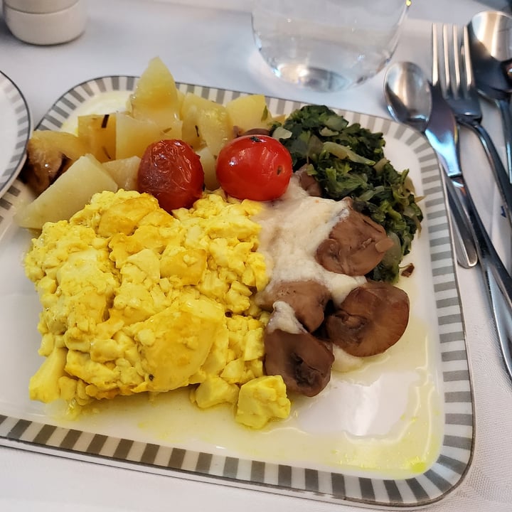 photo of Singapore Airlines Limited BUSINESS CLASS VEGETERIAN VEGAN BREAKFAST shared by @roxannegoh on  19 May 2022 - review