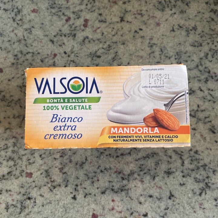 photo of Valsoia Yogurt Bianco Extra Cremoso Mandorla shared by @annadimeo on  07 Apr 2021 - review