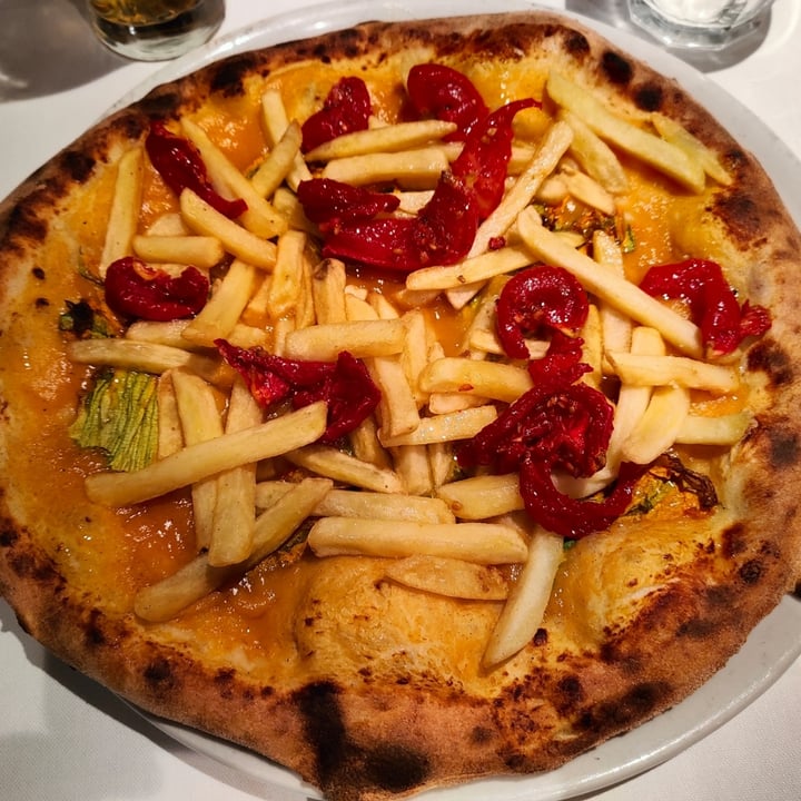 photo of Augusto - Ristorante Pizzeria pizza fiori di zucca shared by @gygya on  20 Aug 2022 - review
