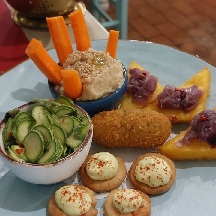 photo of MagnEtico Bistrò Mixed appetizers with hummus, polenta fritters, zucchini salad shared by @annoukkk on  24 Aug 2022 - review