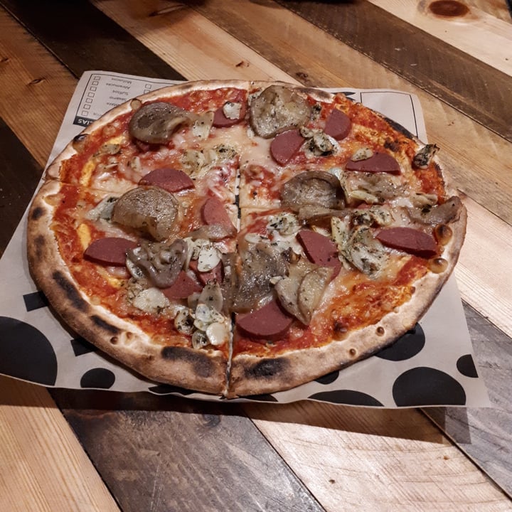 photo of Yolo Pizza Pizza Vegana shared by @lg56 on  01 May 2020 - review