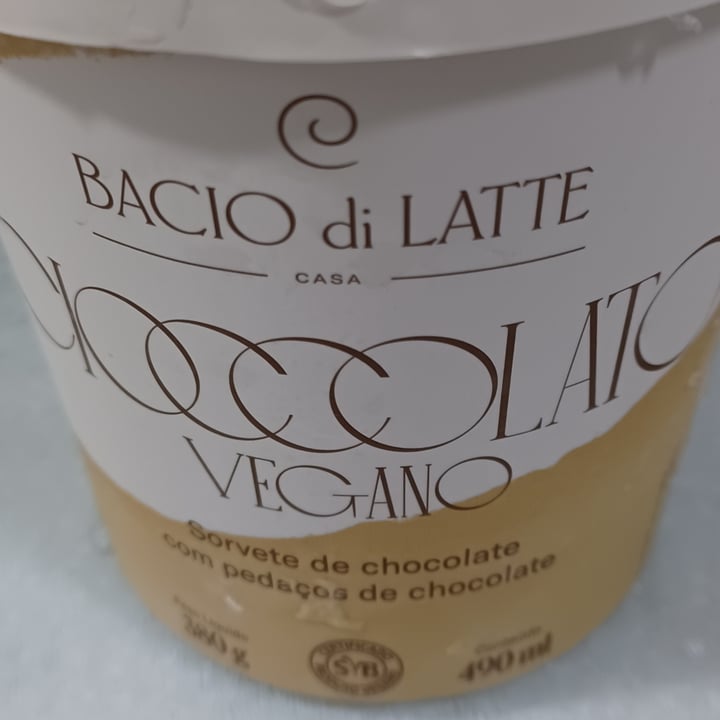 photo of Bacio di latte Sorvete de Chocolate com Pedaços de Chocolate shared by @michelleciascavegan on  29 May 2022 - review