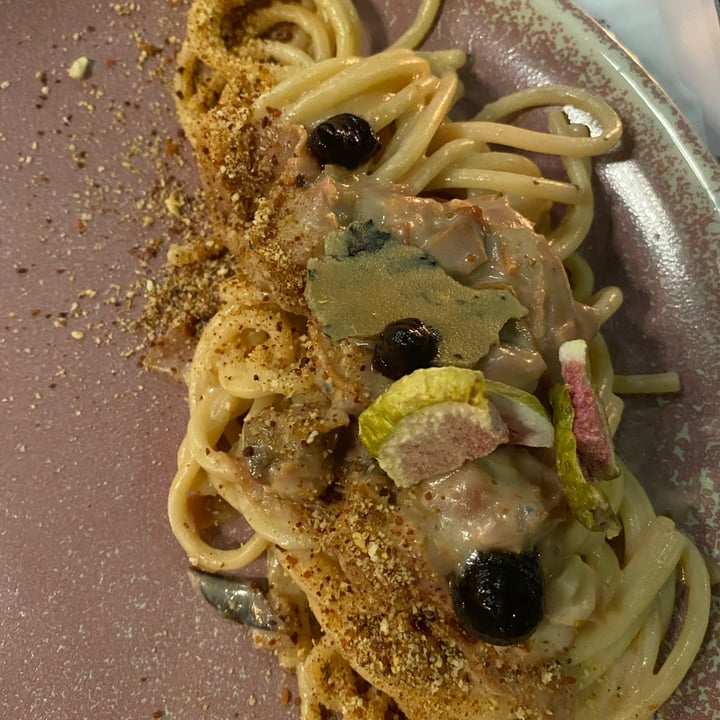 photo of Romeow Cat Bistrot Spaghettone Di Gragnano, Fichi Caramellati, Gorgonzola, Aglio Nero E Affumicato Vegetale shared by @giuliaghil on  12 Sep 2022 - review