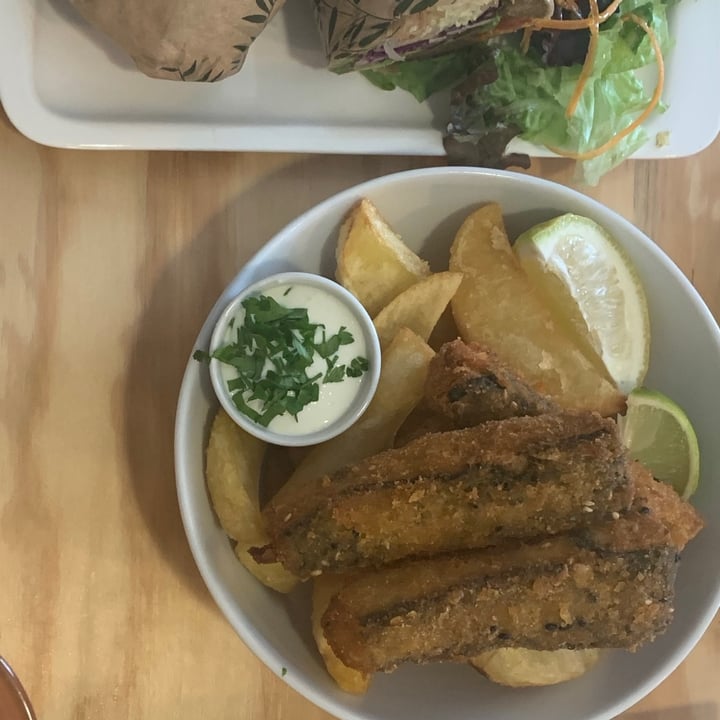 photo of Entre Pedras Café Bar Vegano "Fish&Chips" shared by @ambybevan on  19 Sep 2021 - review