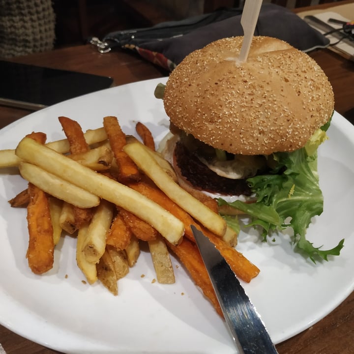 photo of Vegania Veggie Bar Carabanchel Hamburguesa shared by @thehungrychapter on  20 Jan 2021 - review