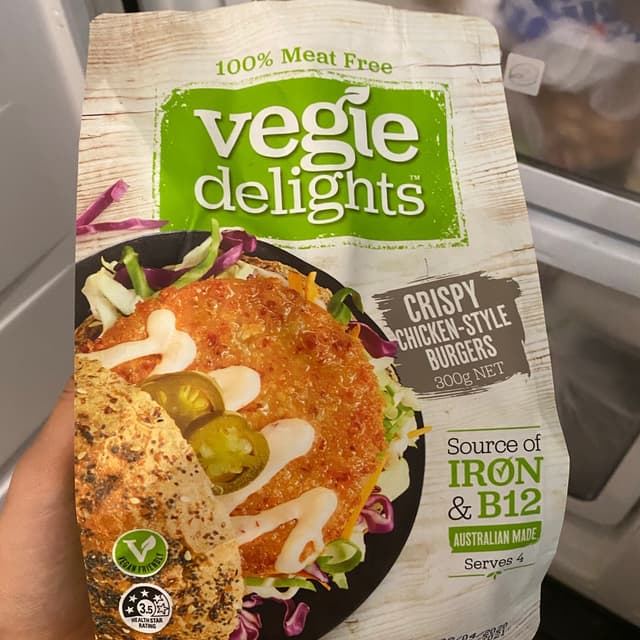 Foto do prato “Veggie Delights Crispy Chicken-Style Burgers”