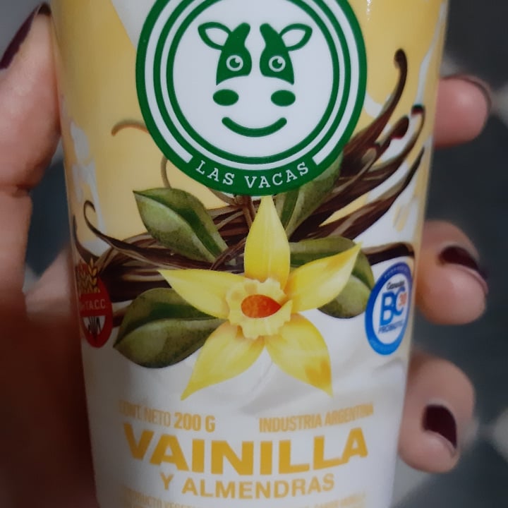 photo of Felices Las Vacas Yogurt de Vainilla y Almendras shared by @aguslla3 on  08 Jan 2022 - review